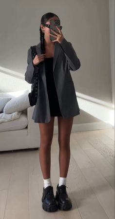 2003 Inspired Outfit, Funky Shoes Outfit, Ankle Boot Skirt Outfits, Turtle Neck With Tank Top Over, Good Man Aesthetic, Trendy Autumn Outfits 2023, Black Blazer Over Dress, Trendy Fashion 2023, Business Casual Outfits Shorts