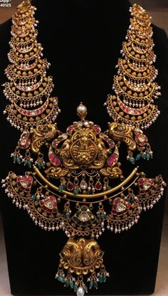 Gold Jewels Design, Bridal Necklace Designs, Gold Temple Jewellery, Antique Necklaces Design, Gold Jewelry Outfits, Kundan Jewellery Set, Indian Jewelry Earrings, Antique Gold Jewelry Indian, Bridal Jewellery Design