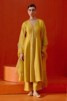 Chanderi Suits Design, Yellow Kurta, Anarkali Dress Pattern, Kurta Style, Palazzo Pant, Palazzo Set, Yellow Silk, Embroidered Dupatta