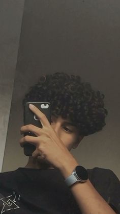 Estilo cacheado, cacheados, cabelo cacheado, hair cut Curly Hair Boy, Boy With Curly Hair, Curly Boy, Fade Haircut Curly Hair, Boy Selfie, 3b Hair, Edgars Haircut, Dark Skin Boys, رعب نفسي