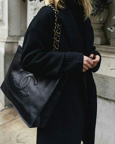 Black Designer Handbags, Luxury Wishlist, Emma Hill, Unusual Handbags, Tot Bag, Fashion Minimal, Chanel Tote Bag, Parisienne Chic, Fall Handbags