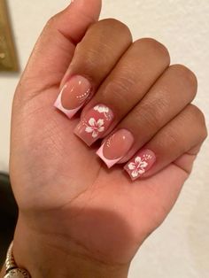 Summer Nails Short Flower, French Tip Summer Nails Square, Natural Nail Summer Designs, Nails Design Back To School, Nail Ideas Summer Flowers, Pink Flower Nails Square, French Tips With Hawaiian Flowers, Nail Into Summer, Flower Drawing On Nails