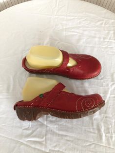 Mules Clogs Open Shoes Comfort Vintage El Naturalista Red Leather Women Size 39 Brand: El Naturalista Size listed: Eur.39 Type of shoes: Open shoes, mules, clogs era: 2000s Round toe Upper material: leather Stitching decoration Color: red Lining and underfoot: leather Closure: slip on Heel: 5 cm / 1.96 inches Insole measurement at both ends 25 cm /9.84 inches Please note some small signs of use on the leather, see photos Item in very good condition Ref.2056C I try to describe each item precisely Red Casual Mules With Rubber Sole, Casual Clogs With Red Sole And Round Toe, Casual Red Mules With Rubber Sole, Casual Red Closed Toe Clogs, Casual Red Clogs With Rubber Sole, Comfortable Red Clogs With Round Toe, Casual Red Clogs With Flat Heel, Comfortable Red Sandals With Round Toe, Leather Slip-on Clogs With Red Sole