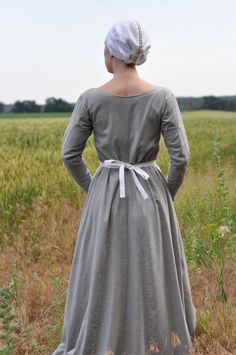 Historically accurate women's linen apron in the medieval style for reenactors. 13th - 15th century.       Made to order. The item is completely sewn by hand.       This apron is a basic element of a medieval costume. Made of thick linen gathered into the waistband, and has long ties to tie around the waist in the back.        A length of about 31inch (80 cm), a width of about 20inch (50 cm), the length of the belt of about 60inch (150 cm).        Materials used: -     fabric - 100% linen - Medieval Style, Medieval Costume, Medieval Fashion, Beauty And Fashion, 15th Century, Linen Apron, Linen Women, Hand Sewing, Apron