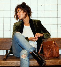 Green velvet blazer, skinny jeans, and brown leather bag. Velvet Outfits For Women, Velvet Blazer Outfit, Green Velvet Blazer, Velvet Trend, Green Velvet Jacket, Dress Like A Parisian, Looks Jeans, Velvet Clothes