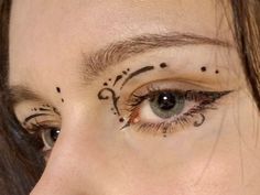 Eye Makeup With Dots, Cool Black Eyeliner Looks, Lace Eyeliner, Dotted Makeup, Easy Fairy Makeup, Hippie Makeup Looks, Makeup Dots