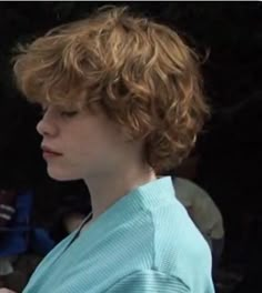 Short Haircuts For Thick Fluffy Hair, Fluffy Hair Side Profile, Beverly Marsh Haircut, Short Blonde Fluffy Hair, Sofia Lillis, Short Nose, Beverly Marsh, Sophia Lillis, Short Grunge Hair