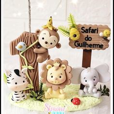 there is a cake with animals on it and a sign that says safari do sulheme