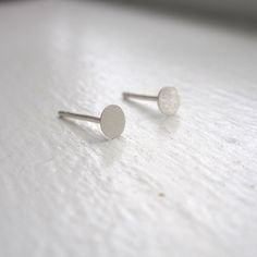 Stylish and Understated - Circular Flat Sterling Silver or Brass Stud Earrings - 0123 - Virginia Wynne Designs Flat Earrings, Mens Diamond Stud Earrings, Earrings Silver Studs, Silver Flats, Circle Earrings Studs, Classic Earrings, Rough Crystal, Sterling Silver Stud Earrings, Circle Studs