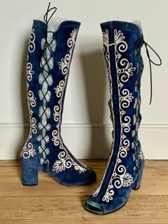 SOLD!  DO NOT BUY  💙 Don't step on my blue suede....boots! 💙 Incredible and rare vintage dark blue suede embroidered peep toe boots circa 1970. Exact same boots were worn by Courtney Love on 'The David Letterman Show' in 2004 when she famously stood on his desk and flashed her b👀bs (gotta love Courtney 💋) 💙  💙 High quality construction, made from a beautiful soft velvety suede embellished with an intricate scroll design in white cord. Lined with a soft black nylon fabric. Both sides of the boot are open and draw together corset style with blue elastic cord laces making them adjustable to the calves. 7cm block heel and leather soles. In excellent condition the suede is in totally clean condition on account of them never being worn outdoors. The soles are sturdy and flexible 💙  💙 SIZ 1960s Boots, 60s Boots, Peep Toe Boots, Glamour Vintage, Embroidered Boots, Courtney Love, Funky Shoes, Blue Suede, Black Nylons