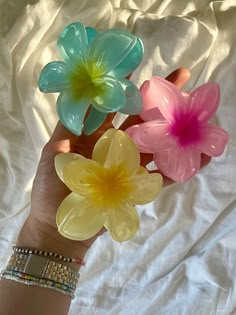 flower hair clips, vaccation, euro summer, summer 2024, trending, clean girl, pilates, matcha , trends, hair clips Hawaii Hair, Tropical Accessories, Hawaiian Flower Hair, Hawaiian Hairstyles, Flower Hair Claw, Pink Hair Clips, Hawaiian Plumeria, Hair Claw Clips, Long Locks