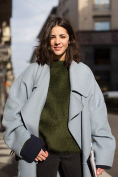 Oversize Coat, The Sartorialist, Walking Down The Street, Mode Inspo, 가을 패션, Looks Style, Mode Inspiration, Outfits Casuales, Look Fashion