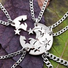 Your friends are stars for you, beautiful and always there when you need them. These Star necklaces all fit together into one. So they symbolize your togetherness. We have cut 1 coin into 5 pieces. Each piece has the positive and negative shape of a star. We cut all our jewelry totally by hand. That means that your set Friendship Necklaces For 5, Star Necklaces, Girlfriend Necklace Gift, Puzzle Piece Necklace, 5 Best Friends, Bff Jewelry, Dainty Diamond Necklace, Friend Jewelry, Bff Necklaces