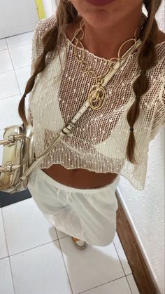 All White Festival Outfit, Rome Summer Outfit, White Festival Outfit, Milan Vacation, Total White Outfit, Ootd Vacation, Outfit Ideaa, Silk Skirts, White Party Outfit