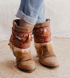 These boho feather cuffs with buckles are the perfect accessory to decorate your high boots or ankle boots, they are made with carefully selected ethnic materials, in a completely artisanal process, with them you will get those boots that you wear everywhere, and you will have super comfortable They have a different look when you want and this way you can enhance that Boho-Chic style that we love so much. When purchasing a product, the complete pair (left foot and right foot) is included. This l Indian Boots, Feather Cuffs, Hippie Boots, Boot Covers, Boho Feathers, Boot Cuffs, Boho Chic Fashion, Boot Shoes Women, High Boots