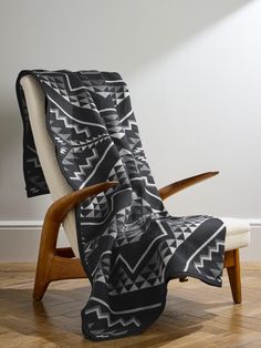 Pendleton's blanket is jacquard-woven with a geometric pattern inspired by Oregon's Oxbow Lake. It's been made in the USA from a blend of virgin wool and cotton and is uncombed for depth of tone. Oxbow Lake, Pendleton Blanket, Pattern Blanket, Blanket Black, Luxury Sneakers, Triangle Pattern, How To Wear Scarves, Coat Design, Casual Blazer