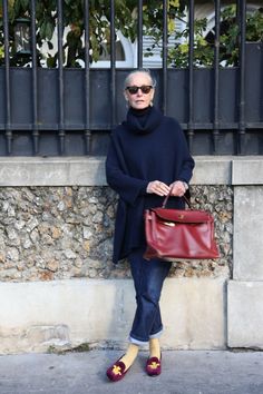 Linda-Sac, love the velvet loafers, but would never cuff jeans. Enough that they come to the ankle! Linda V Wright, Mode Over 50, 50th Clothing, Red Purse, Moda Chic, Ageless Style, 50 Style, Over 50 Womens Fashion