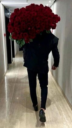 Relationship Money Goals, Flowers From Husband, Gansta Couple Pics, Dream Life Aesthetic Husband, Men Spoiling Women Aesthetic, Wealthy Husband Aesthetic, Flowers Boyfriend Aesthetic, Romance Black Aesthetic, Perfect Husband Aesthetic