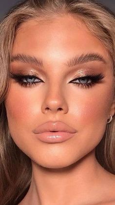 Gold Face Makeup Looks, Bridesmaid Makeup For Gold Dress, Prom Makeup For Champagne Dress, Champagne Gold Makeup, Champagne Dress Makeup, Nude Gold Makeup, Champagne Dress Makeup Look, Makeup For Champagne Dress, Makeup For Gold Dress