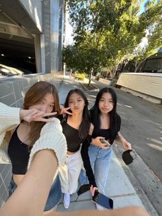 Korean Group Of Friends, Trio Inspo Pics, Friend Poses Aesthetic, Trio Pics, Trio Friends, Group Picture Poses, Korean Friends, Friendship Photoshoot, Korean Best Friends