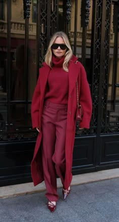 Quais as cores tendência para o outono inverno 2024 7 Mode Monochrome, Burgundy Trousers, Mantel Outfit, Burgundy Outfit, Burgundy Pants, Red Outfit, Wearing Red