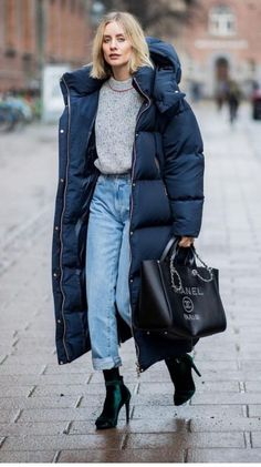 Snow fit season Vinter Mode Outfits, Street Style Jeans, Casual Chic Winter, Chique Outfit, Best Winter Coats, Style Casual Chic, Chic Winter Outfits, Long Puffer Coat, Casual Chique