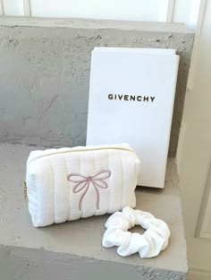 This muslin Bow cosmetic bag, is a fantastic choice for a bachelorette party gift or a bridesmaid thank-you. The "Coquette" design features an embroidered charming bow and is made from high-quality double gauze muslin material, ensuring durability and a unique look. It's a stylish and practical way to store your everyday beauty essentials. 🌿 FEATURES: - Design: The makeup bag is crafted from high-quality muslin fabric, offering durability and a luxurious feel. The quilted design adds texture an Luxury Cosmetic Bag, Cute Cosmetic Bag, Bow Bachelorette, Designer Makeup Bags, Sewing Makeup Bag, Everyday Makeup Essentials, Unique Bags Design, Bow Makeup, Makeup Bag Organizer