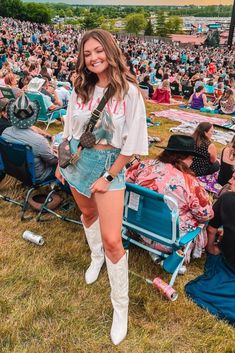 Country music sensation Zach Bryan is known for his high-energy shows that get the crowd going all night long. His… Zach Bryan Concert Outfits, Zack Bryan Concert Outfit, Zach Bryan Concert Outfit, Country Concert Fits, Concert Outfit Jeans, Zach Bryan Concert, Country Music Festival Outfits