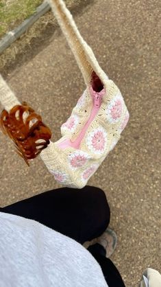 Pink And White Crochet Bag, Crochet Pink Bag, Crochet Bag Outfit, Crochet Bags Aesthetic, Aesthetic Crochet Bag, Crochet Bag Aesthetic, Pink Crochet Bag, Crochet Hook Bag, Aesthetic Crochet Patterns