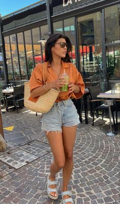 Easy Summer Outfit, Cute Summer Outfit, Simple Summer Outfits, Vacay Outfits, Summer Outfit Ideas, City Outfits, Skirt And Sneakers, Traje Casual