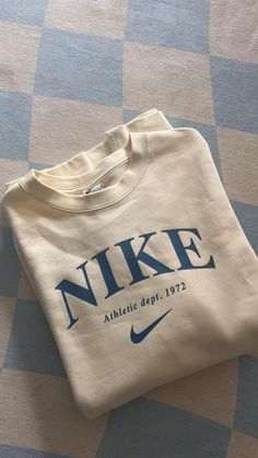 Reselling Business, Vintage Nike Sweatshirt, Cute Nike Outfits, Guys Clothing Styles, Nike Vintage, Cool Outfits For Men, Sweatshirt Outfit, Nike Sweatshirts, Cute Sweatshirts