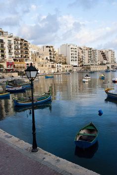 there are many boats that are in the water near each other and some buildings on both sides