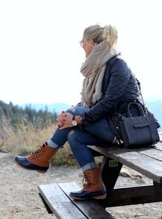 Casual Insulated Boots For Fall, Sperry Duck Boots Outfit Winter, What To Wear With Duck Boots, Duck Boots With Jeans, Duck Boot Outfit Winter, Duck Boots Outfit Winter, Duck Boot Outfit Ideas, Duck Boots Outfit Fall, Straight Leg Jean Outfits