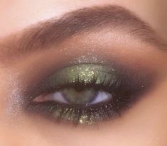 Renfaire Makeup Ideas, Forest Green Makeup, Ren Fair Makeup, Ren Faire Makeup, Fairy Core Makeup, 90s Eye Makeup, Mystical Makeup, Make Up Concealer, Prom Eyes