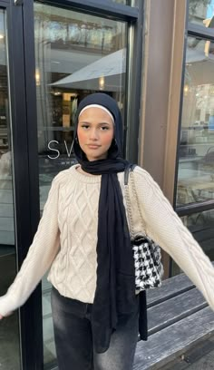 Summer Hijabi, Cute Modeling Poses, 6th Form, Modern Hijab, Modern Hijab Fashion, Girl Fashion Style, Modest Summer Outfits