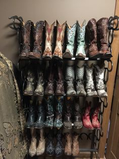 Boot rack made from horseshoes Cowboy Boot Shelf Display, Crafts Storage Ideas, Cowboy Boot Storage, Boot Shelf, Boot Display, Boot Closet, Cowboy Boot Crafts