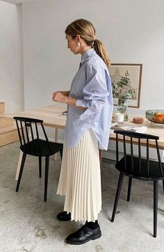 Oversized Menswear Got Us Raiding His Closet Again | Girlfriend is Better Long Pleated Skirt Outfit, Midi Rok Outfit, White Pleated Skirt Outfit, Pleated Skirt Outfit Summer, Black Pleated Skirt Outfit, White Skirt Outfits, Skirt Outfit Summer, Rok Outfit, Jumpsuit Denim