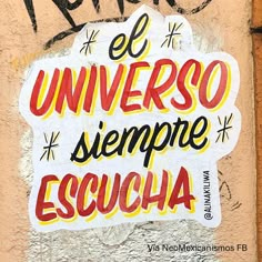 a sign on the side of a building that says el universal sempre escucha