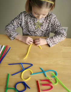 Making Letters, Toddler Fine Motor Activities, Preschool Literacy, Letter Activities, Educational Activities For Kids, Preschool Education, Pipe Cleaners, Preschool Lessons