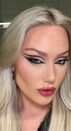 Black And White Party Makeup, Makeup With Crystals, Techno Makeup, Edc Makeup, White Eye Makeup, Black And White Makeup, Black Eye Makeup, White Makeup