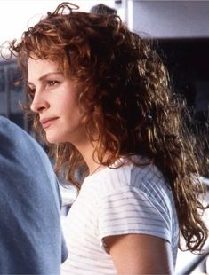 Long Curly Hair With Layers And Bangs, Curly 3a Hairstyles, Julia Roberts Style 90s Curly Hair, Julia Roberts Curly Hair, 80s Curly Hair, Julia Roberts Hair, Julia Roberts Style, 3a Hair, 90s Haircuts