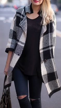 Black + white. Walking Down The Street, Look Formal, Plaid Coat, Fall Street Style, Look Chic, Look Cool