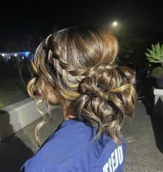 We have prepared hairstyles for every hairstyle for you. You can examine the most beautiful hairstyles that we carefully research and prepare. After examining this, your life will change! Dama Hairstyles Quinceanera, Quinceanera Outfits, 16 Hairstyles, Quince Hair, Quince Planning, Most Beautiful Hairstyles, 15 Hairstyles, Mexican Hairstyles