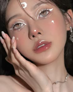 White Halloween Makeup Ideas, White Angel Makeup Aesthetic, White Fairy Eyeliner, White Rave Makeup Ideas, White Rave Makeup, Angel Cosplay Makeup, Angels Makeup Halloween, Makeup Ideas Angel, Fairy Makeup White Eyeliner