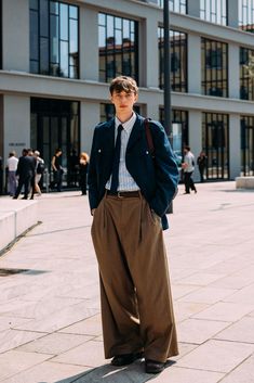 Casual Outfit With Tie Men, Men Street Style 2024, Plus Size Casual Spring Outfits, Milan Fashion Week Street Style 2024, Preppy Outfit Men, Casual Tie Outfit Men, Pregnant Spring Outfits, Preppy Look Men, Fashion Week Street Style 2024