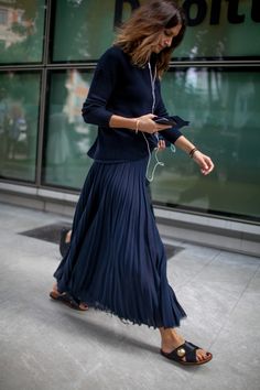 Street style at Milan Fashion Week Spring 2017 Sweater With Dress, Estilo Hippy, Walking Down The Street, 가을 패션, Casual Street Style, Mode Inspiration