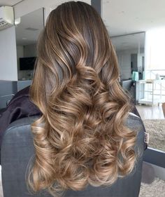 Light Brown Balayage On Dark Hair With Money Piece, Carmel Highlights Brunettes, Blond Caramel Hair, Balyage Medium Hair, Caramel Highlights Aesthetic, Dark Brown Hair With Light Highlights, Brown Hair Blonde Highlights Aesthetic, Brunnet Hair, Light Brown Highlights Wavy Hair