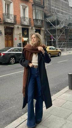 Winter outfits cold weather, big jacket and scarf outfit inspo Looks Adidas, Stile Blair Waldorf, Adrette Outfits, Winter Outfits Aesthetic, Skandinavian Fashion, Europe Outfits, Chique Outfits, Winter Outfits Cold