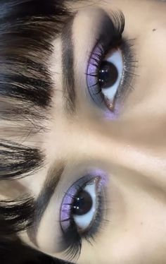 Makeup Ideas For Events, Easy Makeup Ideas Aesthetic, 90s Purple Makeup, Y2k Purple Eyeshadow, Cool Simple Eye Makeup, 2k Makeup Look, 2000s Eyeshadow Looks, Purple Ethereal Makeup, Dark Purple Quince Makeup