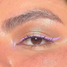 Purple Winged Eyeliner, Pink Liquid Eyeliner, Purple Eyeliner Aesthetic, Colorful Eyeliner Brown Eyes, Light Purple Eyeliner, Lavender Eyeliner Looks, Pink Eyeliner Looks Simple, Simple Colored Eyeliner, Pink Eyeliner Makeup Looks